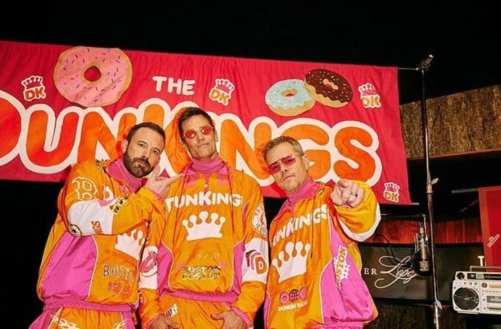 Бен Аффлек выпустил очередную рекламу Dunkin’ Donuts для Супербоула, на этот раз вместе с легендами ТВ 90-х