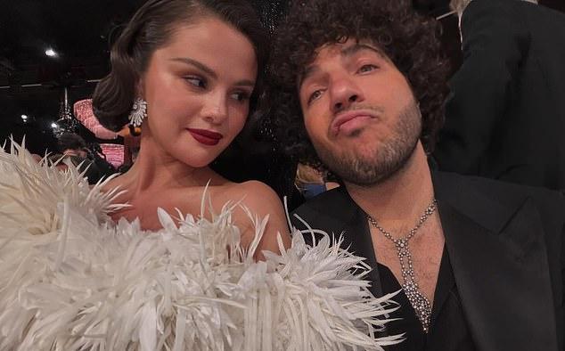 Селену Гомес спросили о ее текущем стиле красоты во время запуска ее косметической компании Rare Beauty стоимостью $2,7 млрд в Ulta Beauty в Эль-Сегундо, Калифорния, в прошлую субботу