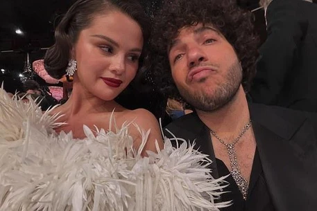 Селену Гомес спросили о ее текущем стиле красоты во время запуска ее косметической компании Rare Beauty стоимостью $2,7 млрд в Ulta Beauty в Эль-Сегундо, Калифорния, в прошлую субботу