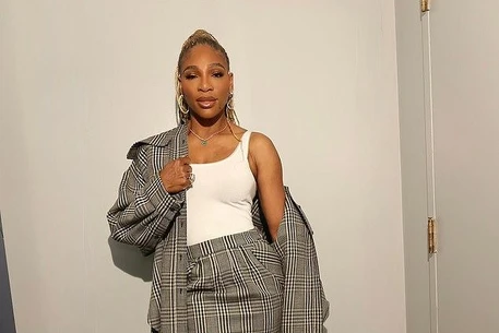 Серена Уильямс продемонстрировала преображение своей фигуры в нижнем белье и майке в понедельник в Instagram, вызвав критику за использование препаратов для похудения