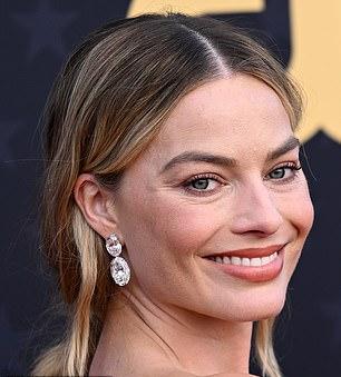 Она снова в центре внимания, продвигая свой новый фильм «Грозовой перевал» после перерыва, связанного с рождением первенца от Тома Акерли