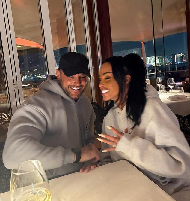 Кейти Прайс отложила свой подкаст после сенсационных обвинений со стороны бывших жен ее нового мужа Ли Эндрюса и заявлений о преувеличении его состояния