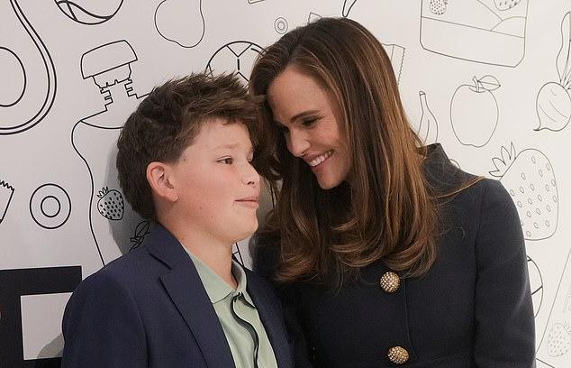 Дженнифер Гарнер в пятницу привела особенного спутника на Нью-Йоркскую фондовую биржу