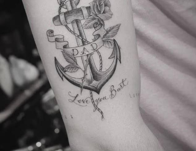 Бруклин Бекхэм скрывает татуировку в честь отца, что стало сокрушительным ударом после его резкого заявления