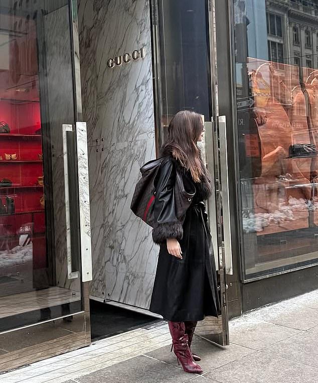 Эмили Ратаковски поделилась серией новых фотографий в Instagram Stories со своими 28,7 миллионами подписчиков в пятницу