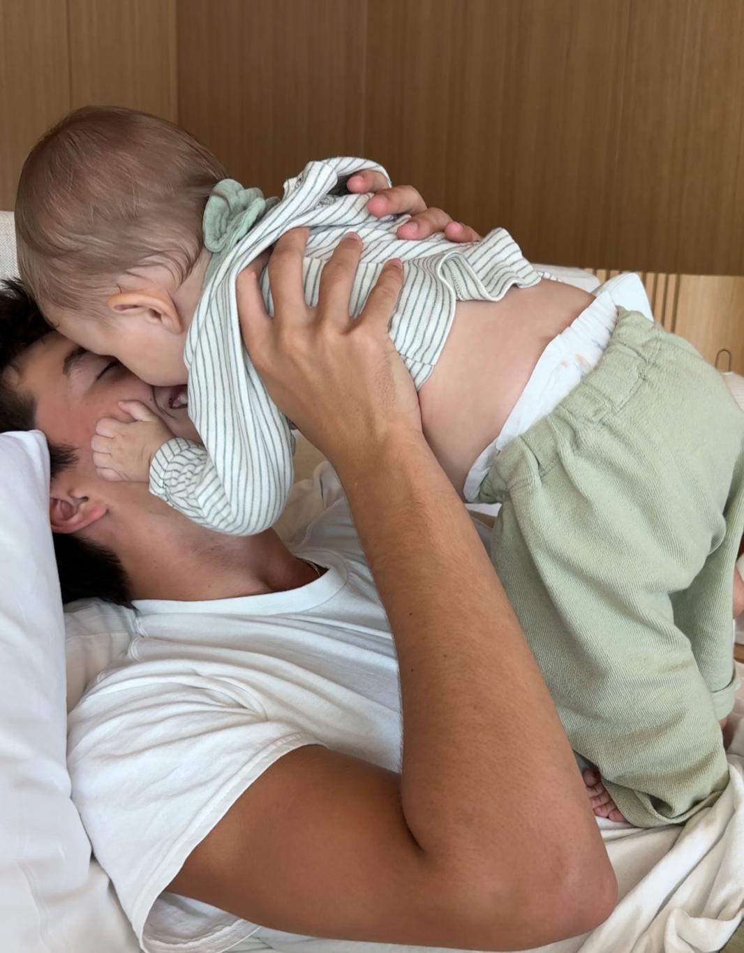 Жизель Бюндхен впервые продемонстрировала свое обручальное кольцо после того, как сказала «да» Жоакиму Валенте