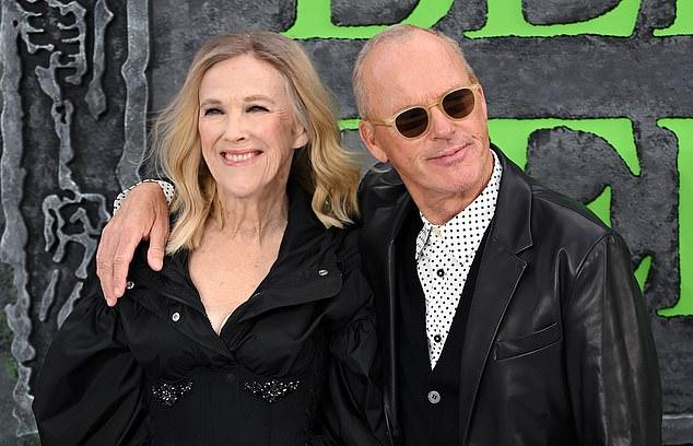 Майкл Китон вспомнил о своей давней дружбе с покойной коллегой по фильму «Битлджус» Кэтрин О’Хара на мероприятии в пятницу — всего через неделю после ее смерти