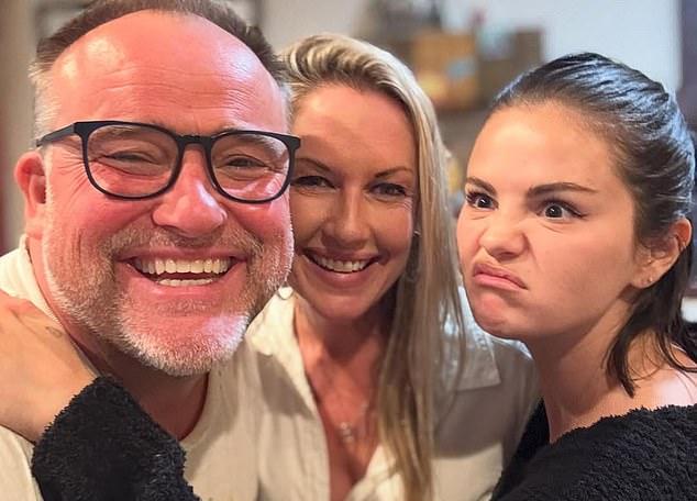 Селена Гомес неожиданно встретилась со своим экранным отцом Дэвидом ДеЛуизом, известным по любимому ситкому Disney Channel «Волшебники из Вэйверли Плэйс»