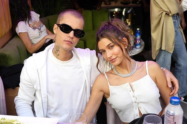 Хейли Бибер порадовала фанатов новыми горячими снимками