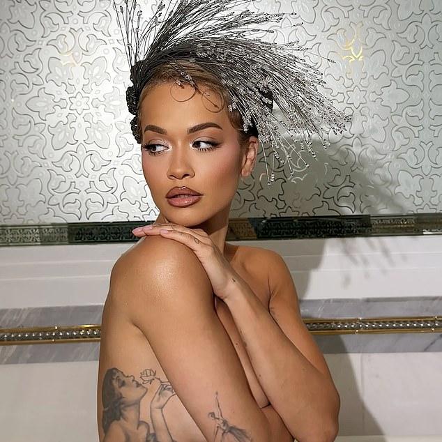 Рита Ора взбудоражила публику, позируя топлес на серии пикантных снимков в Инстаграме, опубликованных на выходных