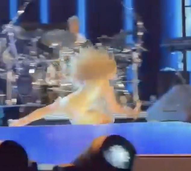 Поп-суперзвезда Шакира пережила неприятное падение во время выступления на сцене