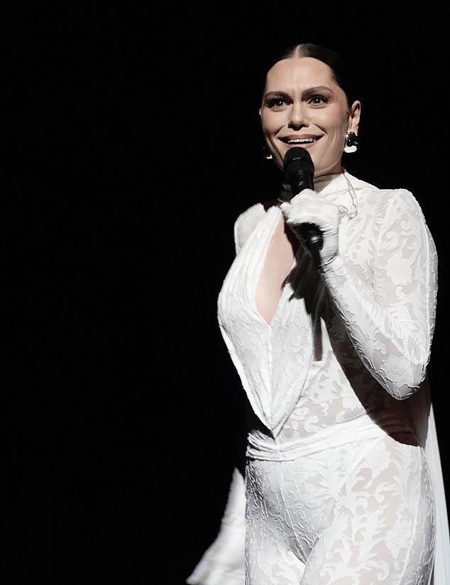 Джесси Джей ответила на домыслы фанатов о ее второй беременности, настаивая, что «у женщин может быть живот, и они не обязательно беременны»