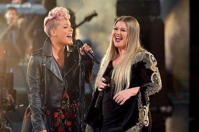 Pink станет приглашенной ведущей шоу Келли Кларксон, спровоцировав слухи о возможном замещении