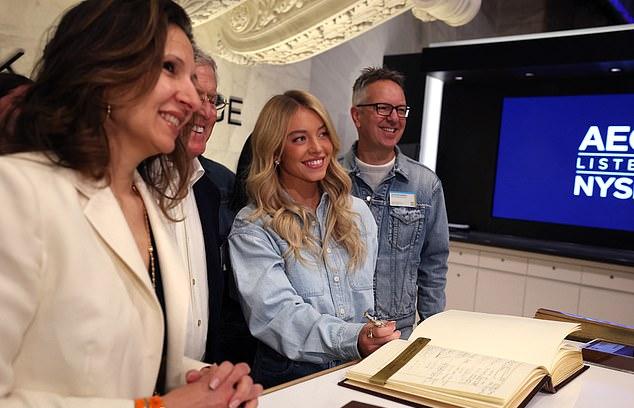 Sydney Sweeneyshared a glimpse at her toned midriff while out in New York City on Monday