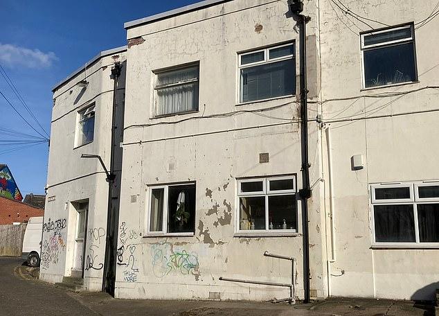 Бывший муж Эми Уайнхаус, чья жизнь полна испытаний, возможно, даже не в курсе недавней кончины матери его двоих детей, сообщила его мать