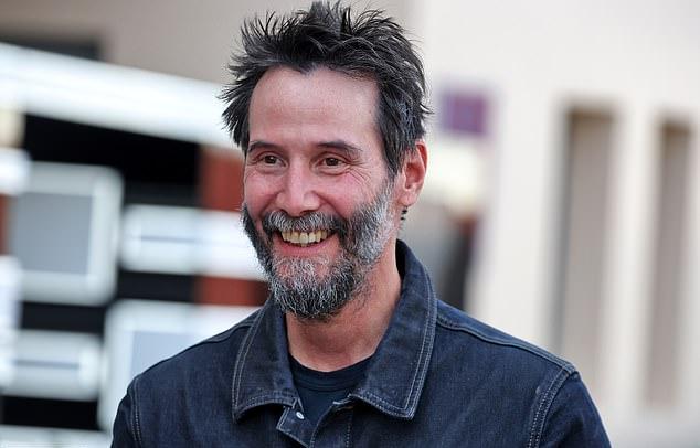 Киану Ривз предстал в значительно изменившемся облике на предсезонных тестах Формулы-1 в Бахрейне в среду