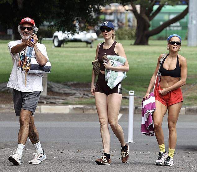 Рита Ора продемонстрировала идеальный пресс в Сиднее во время велопрогулки с мужем Тайкой Вайтити