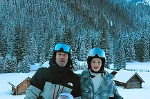 Рози Хантингтон-Уайтли продемонстрировала потрясающую фигуру в смелом прозрачном кружевном темно-синем бельевом наряде