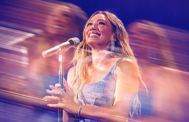 Хилари Дафф оставляет позади драму «токсичной группы мамочек» Эшли Тисдейл и отправляется в недавно анонсированный тур The Lucky Me Tour из 47 концертов