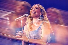 Хилари Дафф оставляет позади драму «токсичной группы мамочек» Эшли Тисдейл и отправляется в недавно анонсированный тур The Lucky Me Tour из 47 концертов