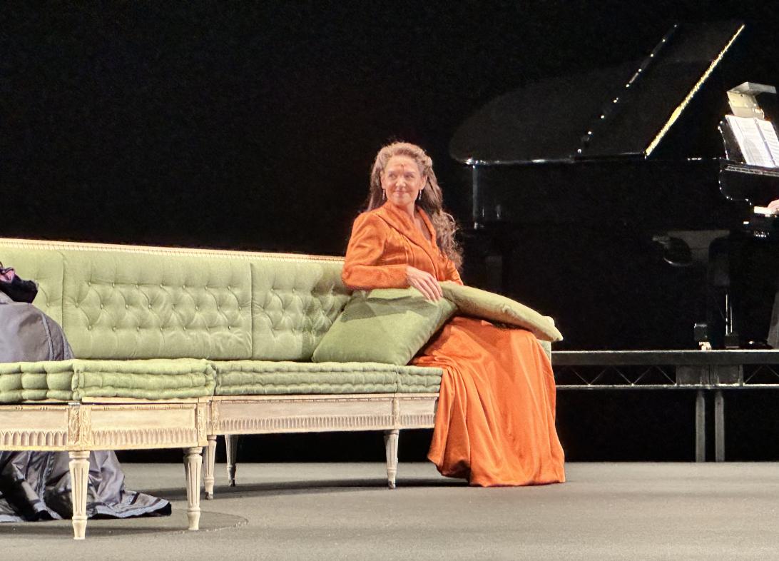 Кэти Холмс впервые замечена после душераздирающей смерти ее любимого коллеги по сериалу «Бухта Доусона» Джеймса Ван Дер Бика