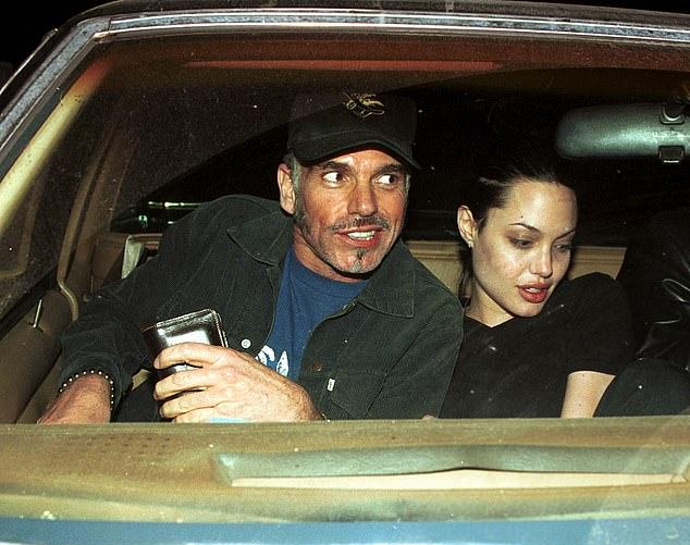 Звезда «Лэндмана» Мишель Рэндольф задала интересный вопрос своему экранному отцу Билли Бобу Торнтону, освоившись с ним на съемках их хитового шоу Paramount+