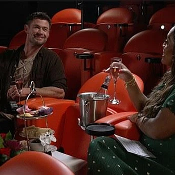 Известная своим бурным стилем интервью, она всегда заставляет гостей безудержно смеяться