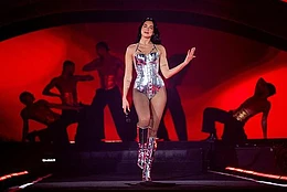 Дуа Липа откровенно рассказала о трудностях поддержания отношений на расстоянии, давая совет фанатке, которая переехала ради работы