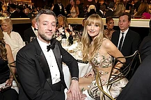 Дженнифер Лоуренс в негодовании развела руками после того, как такси проигнорировало её попытку остановить его в Нью-Йорке в пятницу