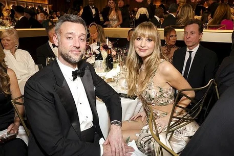 Дженнифер Лоуренс в негодовании развела руками после того, как такси проигнорировало её попытку остановить его в Нью-Йорке в пятницу