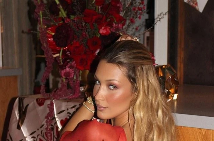 Белла Хадид выглядела потрясающе в облегающем красном платье с деталями из красных камней на ужине ко Дню святого Валентина в Лос-Анджелесе для своего парфюмерного бренда Orebella