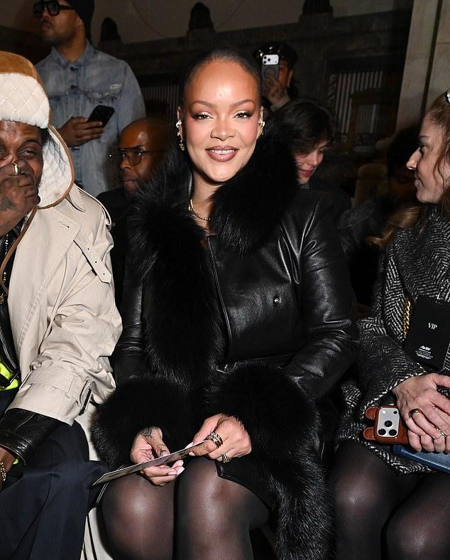 Рианна знает, как произвести эффектное появление, и этот раз не стал исключением: она посетила показ мод своего партнера A$AP Rocky в Нью-Йорке в пятницу вечером