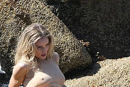 Как бывшая модель Victoria’s Secret, Рози Хантингтон-Уайтли привыкла быть в центре внимания