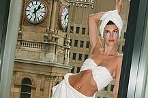 Хейли Бибер продемонстрировала подтянутый живот