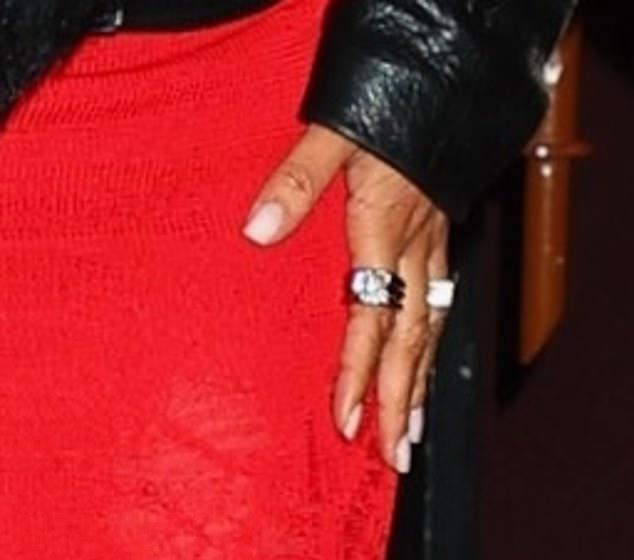 Рианна продолжала подогревать слухи о браке