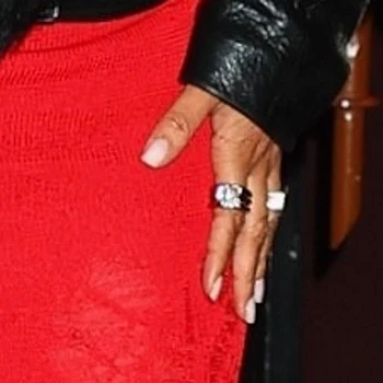 Рианна продолжала подогревать слухи о браке