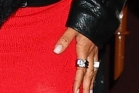 Рианна продолжает подогревать слухи о браке