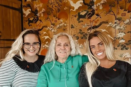 Кэти Прайс вновь встала на защиту своего нового мужа Ли Эндрюса после ряда шокирующих разоблачений, касающихся его работы и личных отношений