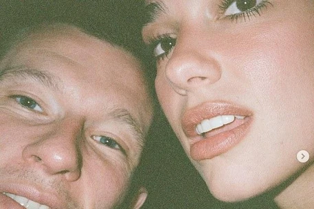 Дуа Липа поздравила Каллума Тернера с днем рождения, опубликовав эффектное фото с отдыха