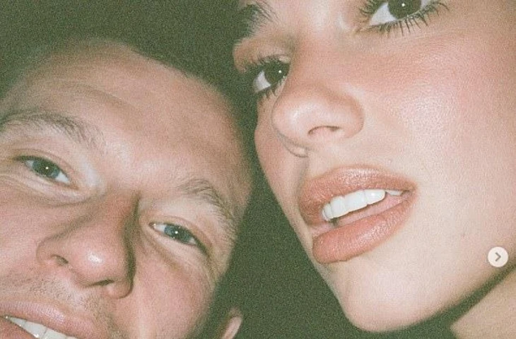 Дуа Липа поздравила Каллума Тернера с днем рождения, опубликовав эффектное фото с отдыха