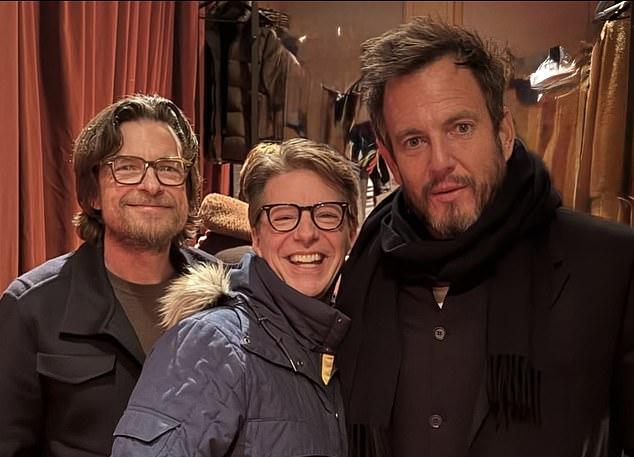 Дженнифер Энистон и ее бойфренд Джим Кертис посетили театр в пятницу вечером, присоединившись к множеству звезд первой величины, чтобы сделать сюрприз своему другу Шону Хейсу на его моноспектакле «Неизвестный» в Нью-Йорке