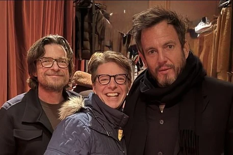 Дженнифер Энистон и ее бойфренд Джим Кертис посетили театр в пятницу вечером, присоединившись к множеству звезд первой величины, чтобы сделать сюрприз своему другу Шону Хейсу на его моноспектакле «Неизвестный» в Нью-Йорке