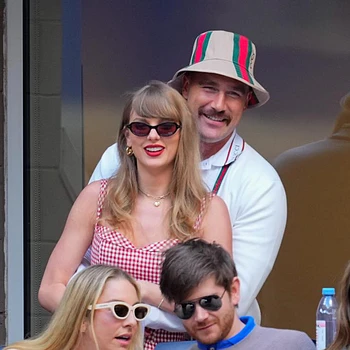 Трэвис Келси игриво намекнул на пикантную песню Тейлор Свифт «Wood» в открытке ко Дню святого Валентина