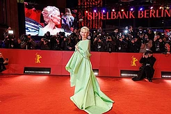 Она в последние годы переосмысливает понятие гламура как на красной дорожке, так и за ее пределами