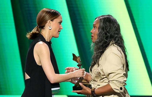 Роуз Бирн посетила 41-ю ежегодную церемонию вручения премии Film Independent Spirit Awards