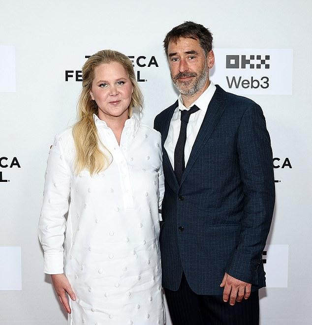 Возможно, свой первый День святого Валентина в статусе одинокой женщины она отметила селфи, сделанным в «уголке для плача»