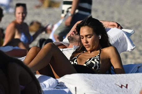 Джессика Альба Отдохнула в Майами После Официального Развода с Кэшем Уорреном