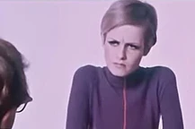 Со своей стройной фигурой, стрижкой боб и врожденным чувством стиля она стала культурной иконой, когда Британия, оправившись от трудностей послевоенных пятидесятых, окунулась в материальные свободы бурных шестидесятых