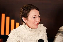 Оливия Колман считает, что «люди слишком нервничают» по поводу гендера и сексуальности, после того как она удивила заявлением, что всегда описывала себя в браке как «гея»