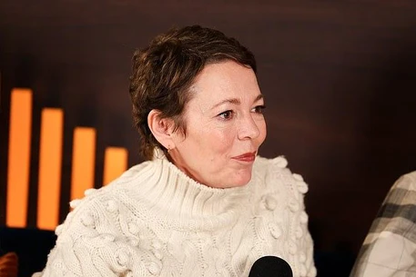 Оливия Колман считает, что «люди слишком нервничают» по поводу гендера и сексуальности, после того как она удивила заявлением, что всегда описывала себя в браке как «гея»